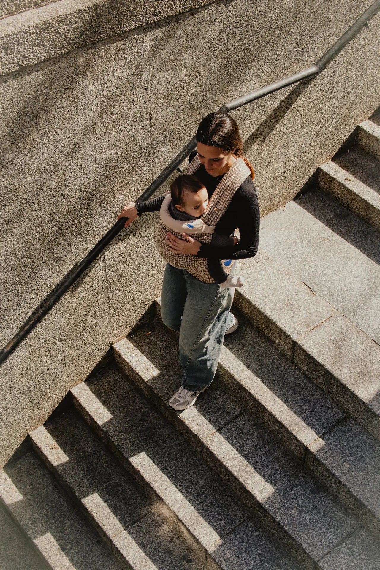 Madre caminando con su bebé en un portabebés