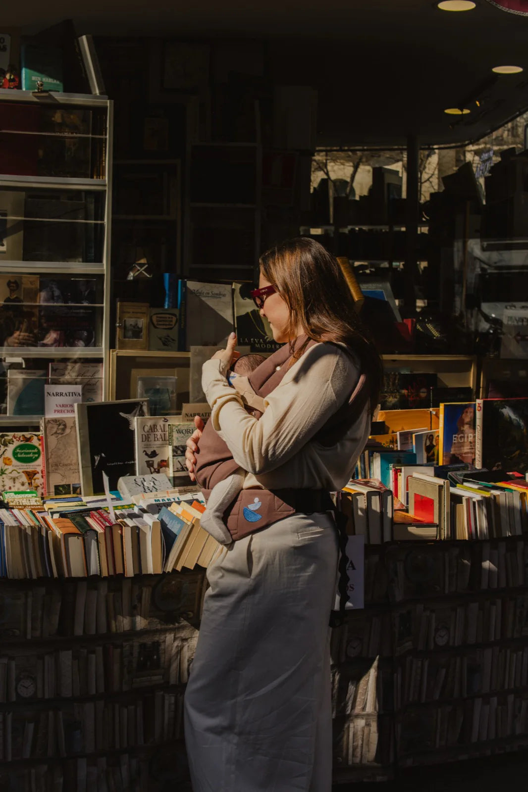 Madre con su bebé en una librería