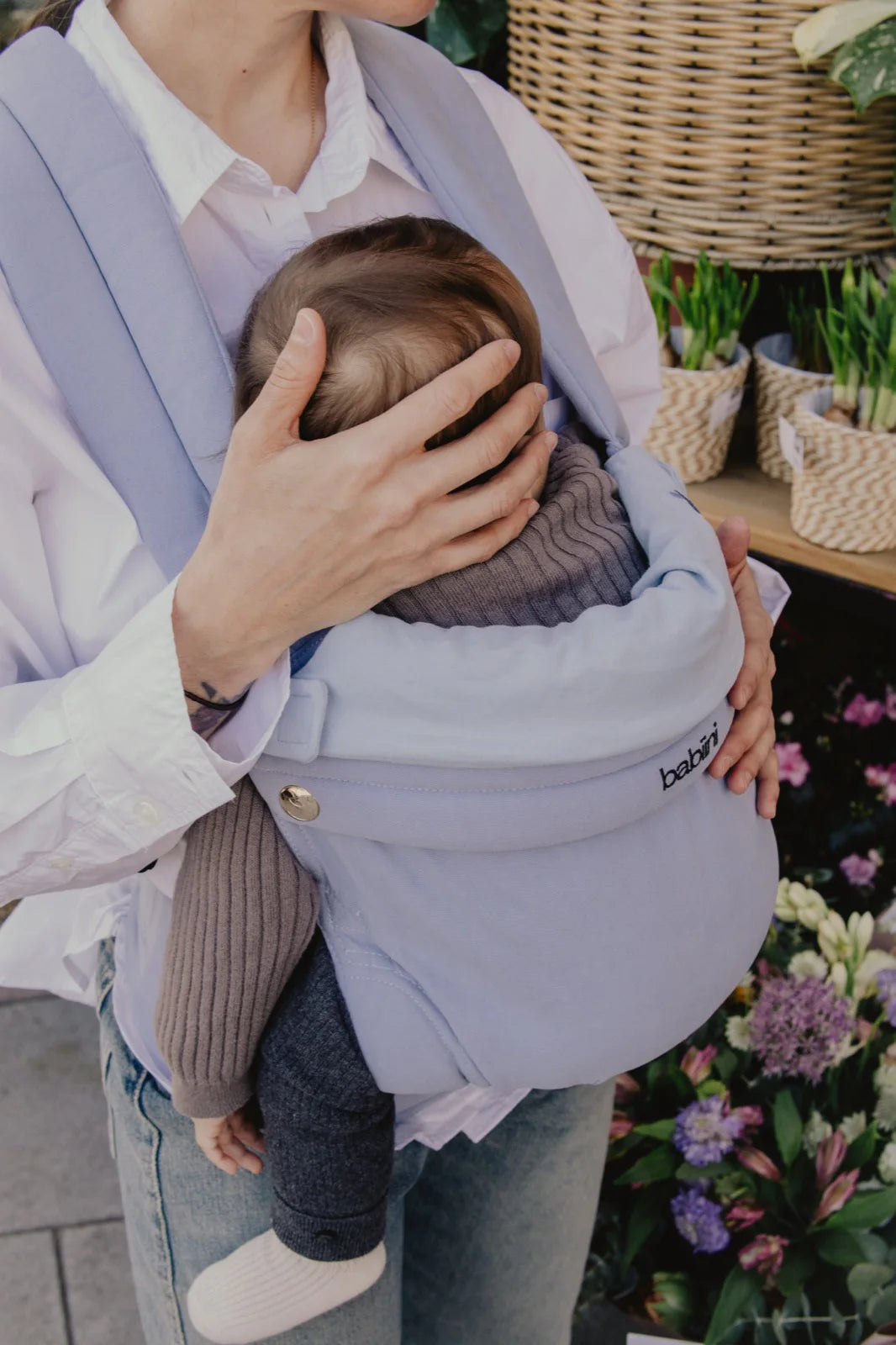 Madre abrazando a su bebé