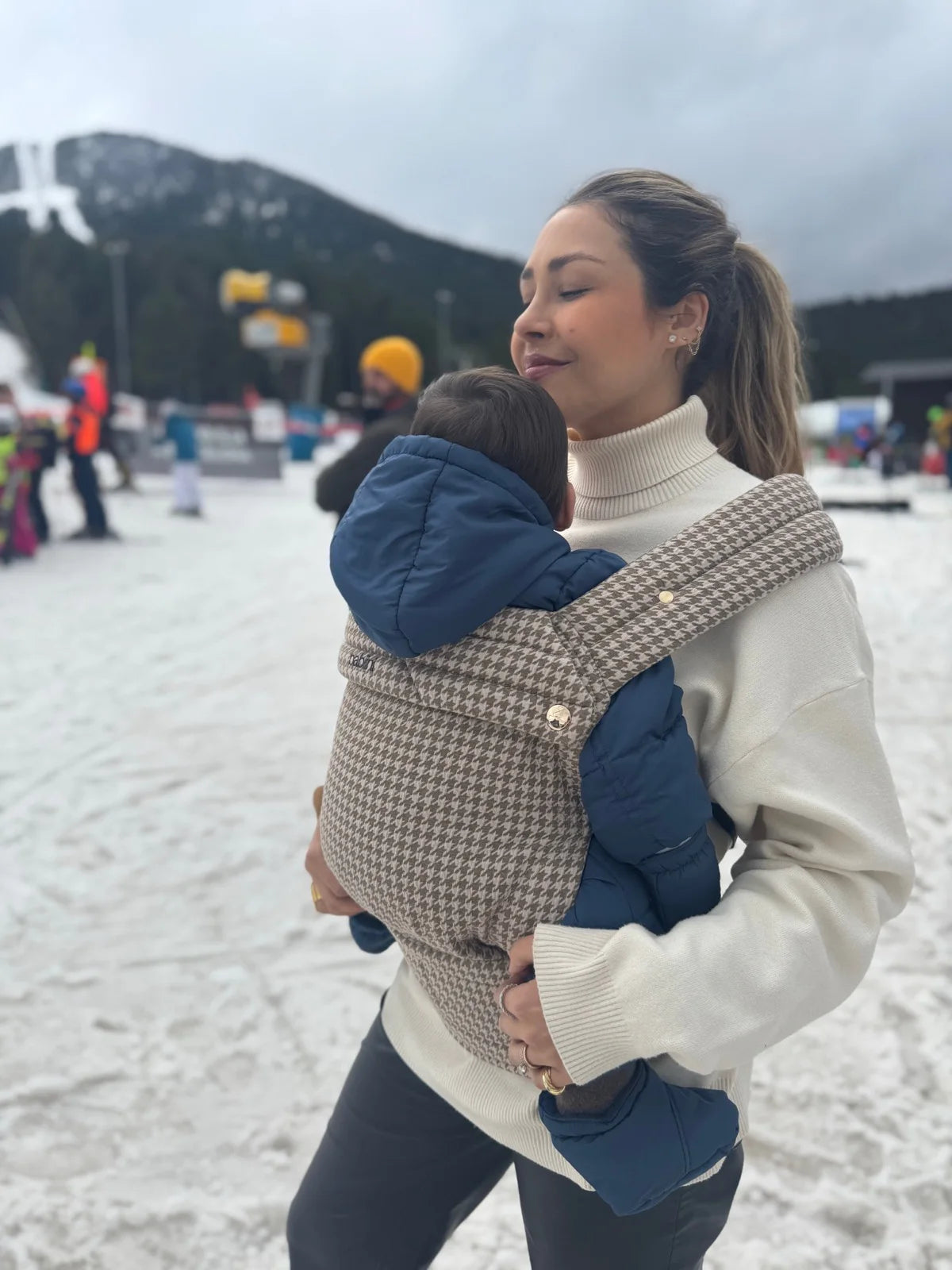 Madre con su bebé en un portabebés Babiini