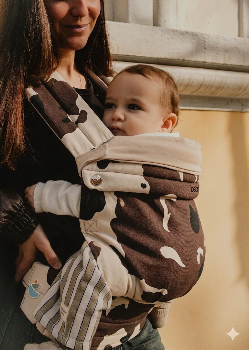 Madre y bebé con The Trendi Carrier Fancy Cow